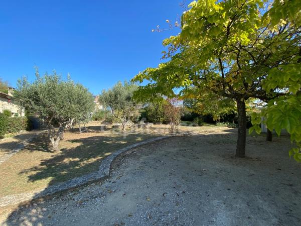 À vendre – Propriété avec vue panoramique et dépendance en pierre, à 5 min d’Uzès