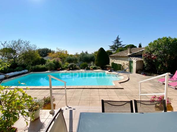 À vendre – Propriété avec vue panoramique et dépendance en pierre, à 5 min d’Uzès
