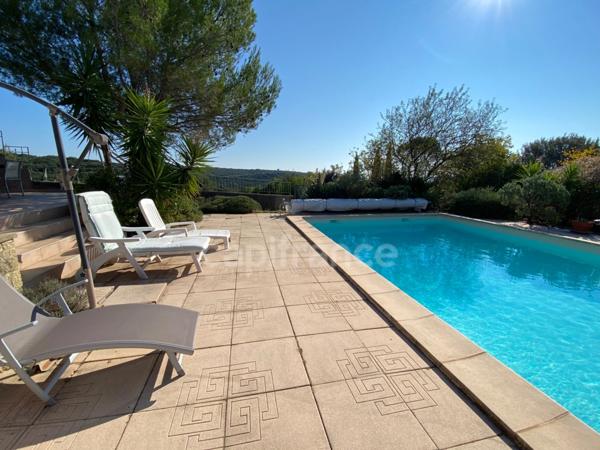 À vendre – Propriété avec vue panoramique et dépendance en pierre, à 5 min d’Uzès