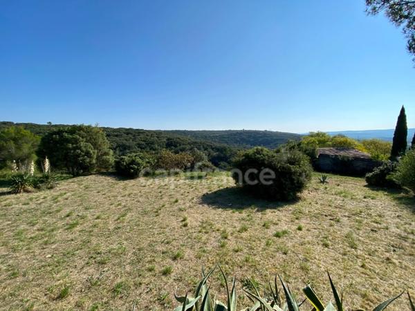À vendre – Propriété avec vue panoramique et dépendance en pierre, à 5 min d’Uzès