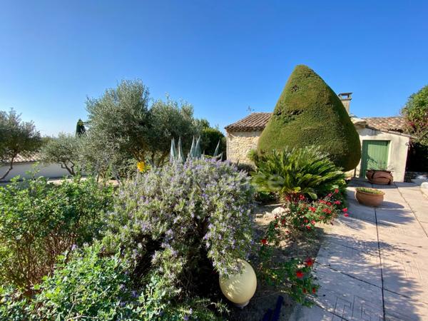 À vendre – Propriété avec vue panoramique et dépendance en pierre, à 5 min d’Uzès