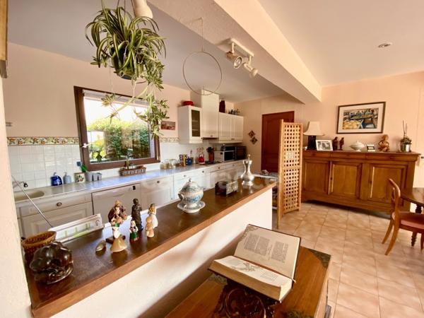 À vendre – Propriété avec vue panoramique et dépendance en pierre, à 5 min d’Uzès