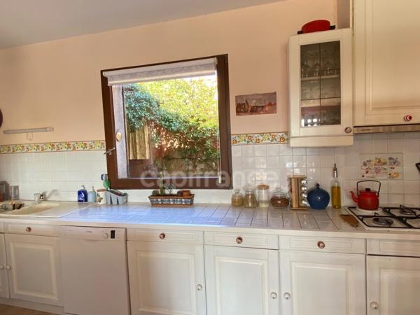 À vendre – Propriété avec vue panoramique et dépendance en pierre, à 5 min d’Uzès