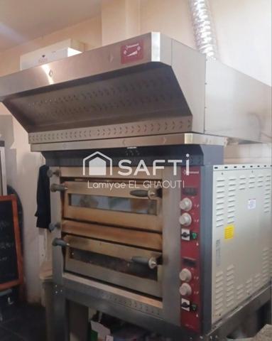 PIZZERIA double four sur un carrefour fréquenté