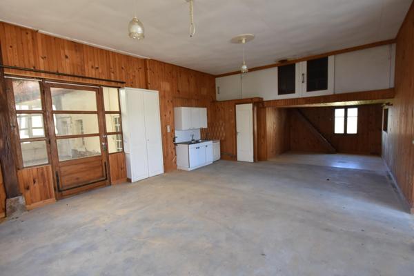 Située sur la commune de Feillens à proximité des commodités, maison individuelle à rénover possibilité de créer plusieurs logements