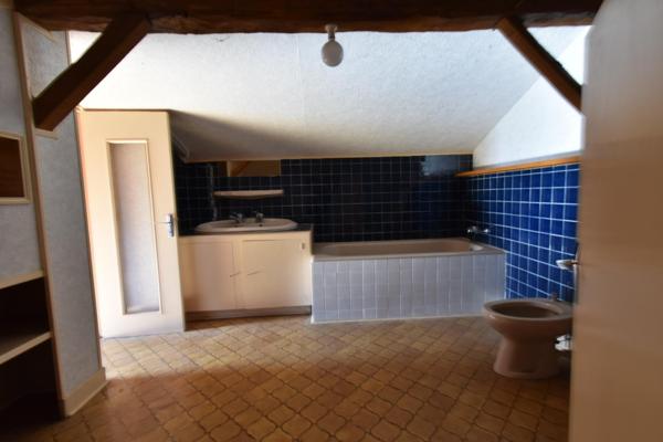 Située sur la commune de Feillens à proximité des commodités, maison individuelle à rénover possibilité de créer plusieurs logements