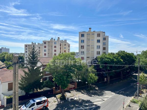 Appartement à louer 2 pièces MONTREUIL (93) - très beau T2 moderne avec terrasse au pied du métro 11