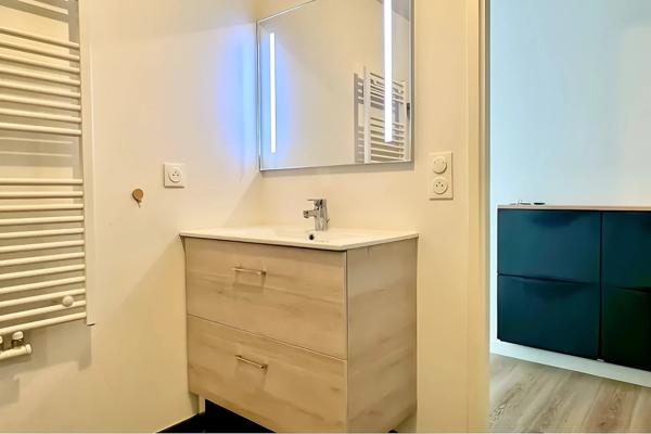 Appartement à louer 2 pièces MONTREUIL (93) - très beau T2 moderne avec terrasse au pied du métro 11