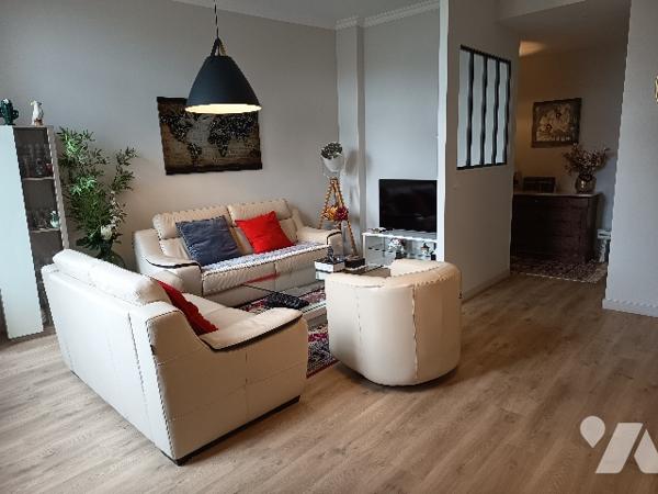 Appartement T3 de 103 m² rénové en 2003 dans un immeuble Haussmannien , avec parking et cave.