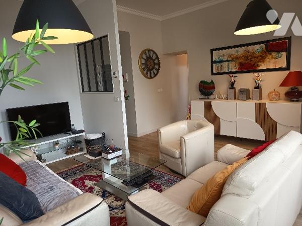 Appartement T3 de 103 m² rénové en 2003 dans un immeuble Haussmannien , avec parking et cave.