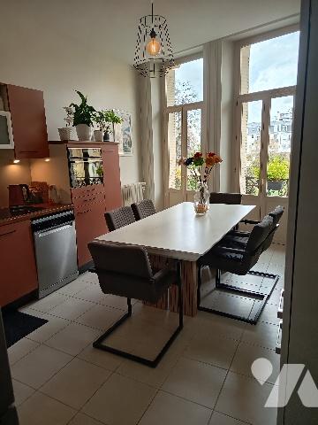 Appartement T3 de 103 m² rénové en 2003 dans un immeuble Haussmannien , avec parking et cave.