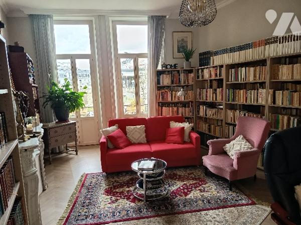 Appartement T3 de 103 m² rénové en 2003 dans un immeuble Haussmannien , avec parking et cave.