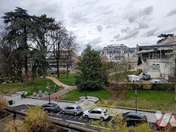 Appartement T3 de 103 m² rénové en 2003 dans un immeuble Haussmannien , avec parking et cave.