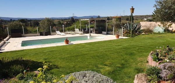 Villa avec vue dégagée de 149m² sur terrain arboré de 1600m² avec piscine, garage, carport et pergolas bioclimatique