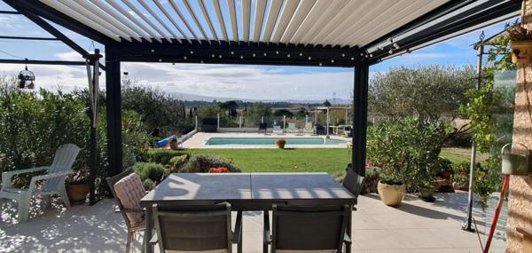 Villa avec vue dégagée de 149m² sur terrain arboré de 1600m² avec piscine, garage, carport et pergolas bioclimatique