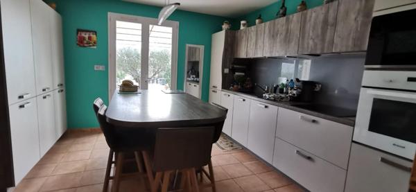 Villa avec vue dégagée de 149m² sur terrain arboré de 1600m² avec piscine, garage, carport et pergolas bioclimatique