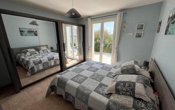 Villa avec vue dégagée de 149m² sur terrain arboré de 1600m² avec piscine, garage, carport et pergolas bioclimatique