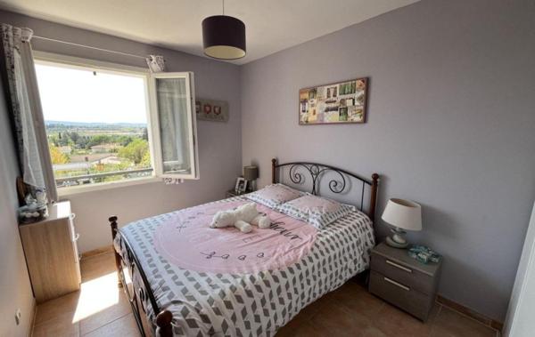 Villa avec vue dégagée de 149m² sur terrain arboré de 1600m² avec piscine, garage, carport et pergolas bioclimatique