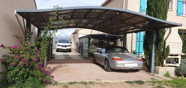 Villa avec vue dégagée de 149m² sur terrain arboré de 1600m² avec piscine, garage, carport et pergolas bioclimatique