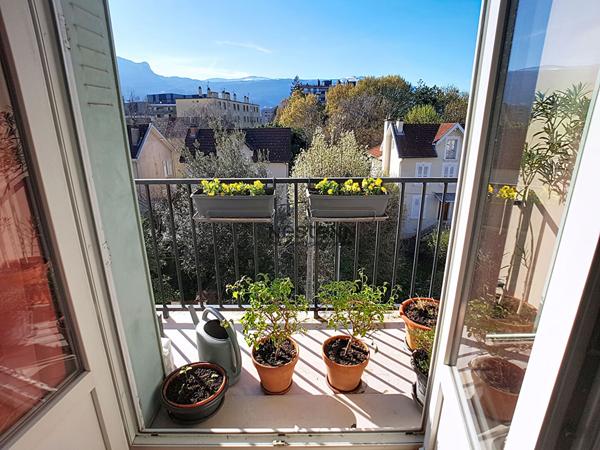 A VENDRE- Bel Appartement Climatisé et sans vis à vis, dans un secteur très calme proche du TRAM A.