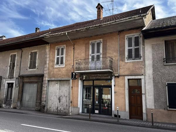 Vente                                                      Immeuble
                        
                     6 pièces                      150 m2                     à Entrelacs