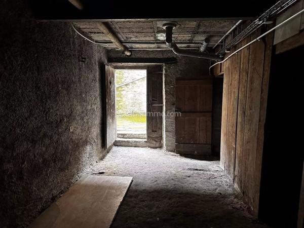 Vente                                                      Immeuble
                        
                     6 pièces                      150 m2                     à Entrelacs