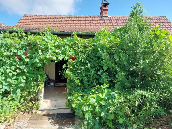 Maison de village avec un jardin, une grange, deux garages. Au calme.