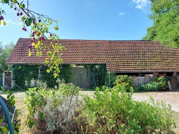 Maison de village avec un jardin, une grange, deux garages. Au calme.