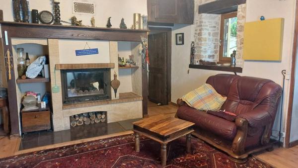 Maison de village avec un jardin, une grange, deux garages. Au calme.