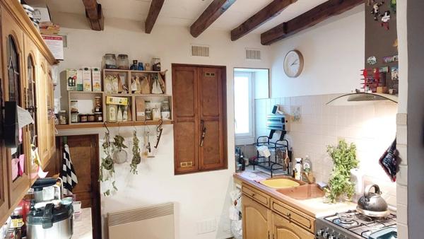 Maison de village avec un jardin, une grange, deux garages. Au calme.