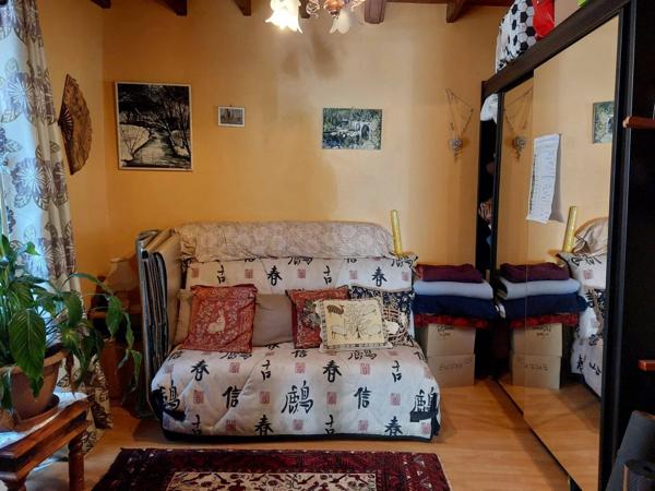 Maison de village avec un jardin, une grange, deux garages. Au calme.