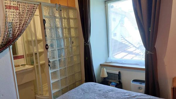 Maison de village avec un jardin, une grange, deux garages. Au calme.