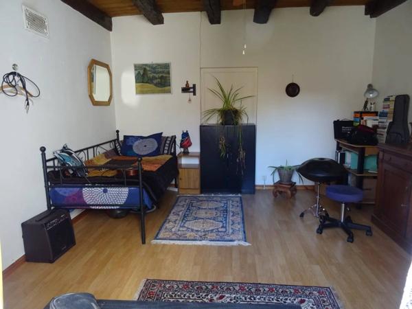 Maison de village avec un jardin, une grange, deux garages. Au calme.