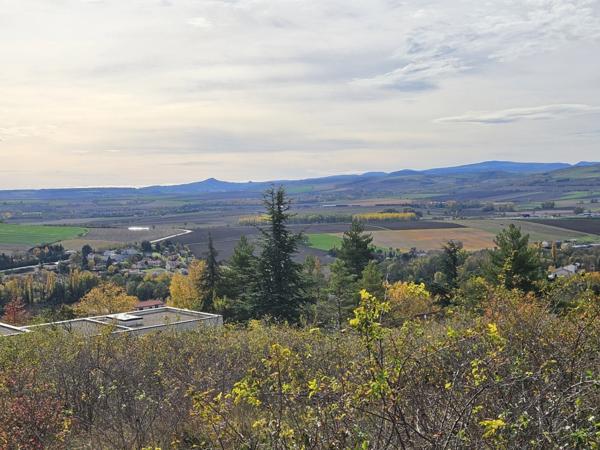 Terrain constructible de 812m2 plus parcelle attenante de 786m2 non constructible à Veyre Monton