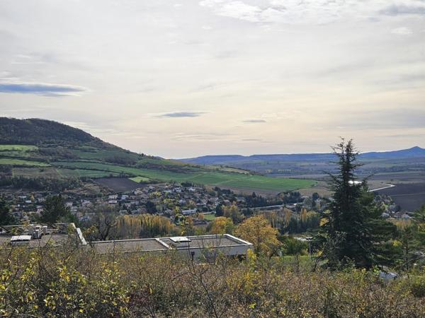 Terrain constructible de 812m2 plus parcelle attenante de 786m2 non constructible à Veyre Monton