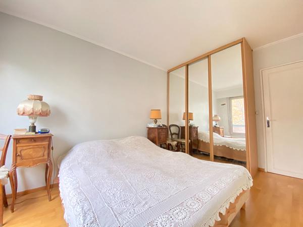 Parc des Buttes de Chaumont - 3 pièces - ascenseur et box