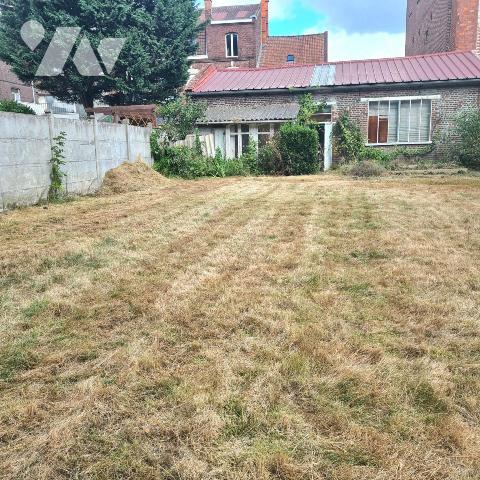 LOOS Ensemble immobilier comprenant une maison, un garage, un hangar et un jardin