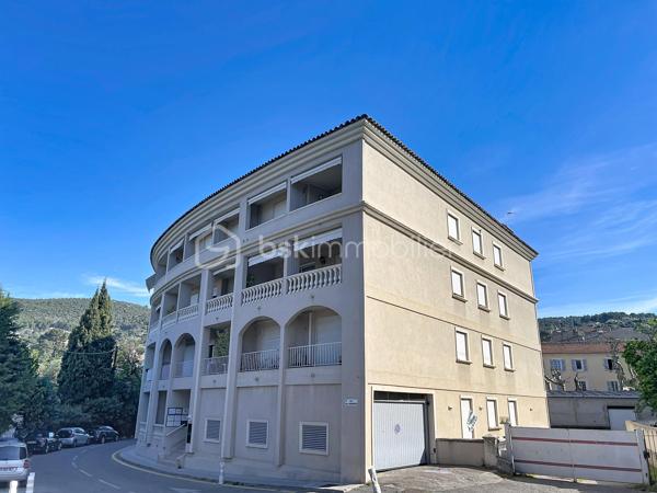 Venez Découvrir ce local commercial de 125 m², idéalement situé dans un quartier recherché, offrant un cadre moderne et fonctionnel pour vos affaires. Niché au sein d'une copropriété bien entretenue, il dispose d'une terrasse privative et d'un parking, de quoi séduire vos clients dès leur arrivée.

Composé de 7 pièces, ce bien lumineux et spacieux offre de nombreuses possibilités d'aménagement pour accueillir votre activité. Construit en 1993, il est en excellent état et ne nécessite aucun travaux. Situé au rez-de-chaussée d'un immeuble de 1 étage, il garantit un accès aisé et rapide depuis les principales artères de la ville.

Avec des charges annuelles de copropriété limitées à 370€, ce local est une aubaine pour tout entrepreneur cherchant à s'implanter en ville. Ne manquez pas cette occasion de donner vie à vos projets!

Pour plus d'informations ou pour planifier une visite, contactez Fabien Desenfants, votre agent immobilier dévoué. Nombreuses possibilités pour ce local situé au rez-de-chaussée composé de sept pièces cuisine, WC belle superficie, nombreuses possibilités, divisible en plusieurs parties en cours d'autorisation pour éventuellement transformer cet espace en habitation