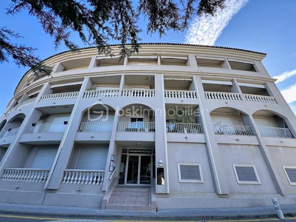 Venez Découvrir ce local commercial de 125 m², idéalement situé dans un quartier recherché, offrant un cadre moderne et fonctionnel pour vos affaires. Niché au sein d'une copropriété bien entretenue, il dispose d'une terrasse privative et d'un parking, de quoi séduire vos clients dès leur arrivée.

Composé de 7 pièces, ce bien lumineux et spacieux offre de nombreuses possibilités d'aménagement pour accueillir votre activité. Construit en 1993, il est en excellent état et ne nécessite aucun travaux. Situé au rez-de-chaussée d'un immeuble de 1 étage, il garantit un accès aisé et rapide depuis les principales artères de la ville.

Avec des charges annuelles de copropriété limitées à 370€, ce local est une aubaine pour tout entrepreneur cherchant à s'implanter en ville. Ne manquez pas cette occasion de donner vie à vos projets!

Pour plus d'informations ou pour planifier une visite, contactez Fabien Desenfants, votre agent immobilier dévoué. Nombreuses possibilités pour ce local situé au rez-de-chaussée composé de sept pièces cuisine, WC belle superficie, nombreuses possibilités, divisible en plusieurs parties en cours d'autorisation pour éventuellement transformer cet espace en habitation