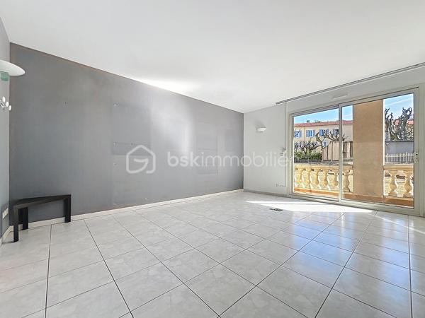 Venez Découvrir ce local commercial de 125 m², idéalement situé dans un quartier recherché, offrant un cadre moderne et fonctionnel pour vos affaires. Niché au sein d'une copropriété bien entretenue, il dispose d'une terrasse privative et d'un parking, de quoi séduire vos clients dès leur arrivée.

Composé de 7 pièces, ce bien lumineux et spacieux offre de nombreuses possibilités d'aménagement pour accueillir votre activité. Construit en 1993, il est en excellent état et ne nécessite aucun travaux. Situé au rez-de-chaussée d'un immeuble de 1 étage, il garantit un accès aisé et rapide depuis les principales artères de la ville.

Avec des charges annuelles de copropriété limitées à 370€, ce local est une aubaine pour tout entrepreneur cherchant à s'implanter en ville. Ne manquez pas cette occasion de donner vie à vos projets!

Pour plus d'informations ou pour planifier une visite, contactez Fabien Desenfants, votre agent immobilier dévoué. Nombreuses possibilités pour ce local situé au rez-de-chaussée composé de sept pièces cuisine, WC belle superficie, nombreuses possibilités, divisible en plusieurs parties en cours d'autorisation pour éventuellement transformer cet espace en habitation