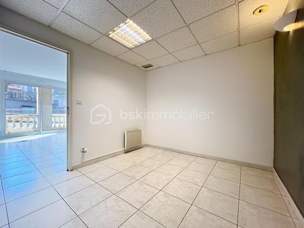 Venez Découvrir ce local commercial de 125 m², idéalement situé dans un quartier recherché, offrant un cadre moderne et fonctionnel pour vos affaires. Niché au sein d'une copropriété bien entretenue, il dispose d'une terrasse privative et d'un parking, de quoi séduire vos clients dès leur arrivée.

Composé de 7 pièces, ce bien lumineux et spacieux offre de nombreuses possibilités d'aménagement pour accueillir votre activité. Construit en 1993, il est en excellent état et ne nécessite aucun travaux. Situé au rez-de-chaussée d'un immeuble de 1 étage, il garantit un accès aisé et rapide depuis les principales artères de la ville.

Avec des charges annuelles de copropriété limitées à 370€, ce local est une aubaine pour tout entrepreneur cherchant à s'implanter en ville. Ne manquez pas cette occasion de donner vie à vos projets!

Pour plus d'informations ou pour planifier une visite, contactez Fabien Desenfants, votre agent immobilier dévoué. Nombreuses possibilités pour ce local situé au rez-de-chaussée composé de sept pièces cuisine, WC belle superficie, nombreuses possibilités, divisible en plusieurs parties en cours d'autorisation pour éventuellement transformer cet espace en habitation