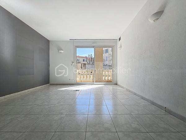 Venez Découvrir ce local commercial de 125 m², idéalement situé dans un quartier recherché, offrant un cadre moderne et fonctionnel pour vos affaires. Niché au sein d'une copropriété bien entretenue, il dispose d'une terrasse privative et d'un parking, de quoi séduire vos clients dès leur arrivée.

Composé de 7 pièces, ce bien lumineux et spacieux offre de nombreuses possibilités d'aménagement pour accueillir votre activité. Construit en 1993, il est en excellent état et ne nécessite aucun travaux. Situé au rez-de-chaussée d'un immeuble de 1 étage, il garantit un accès aisé et rapide depuis les principales artères de la ville.

Avec des charges annuelles de copropriété limitées à 370€, ce local est une aubaine pour tout entrepreneur cherchant à s'implanter en ville. Ne manquez pas cette occasion de donner vie à vos projets!

Pour plus d'informations ou pour planifier une visite, contactez Fabien Desenfants, votre agent immobilier dévoué. Nombreuses possibilités pour ce local situé au rez-de-chaussée composé de sept pièces cuisine, WC belle superficie, nombreuses possibilités, divisible en plusieurs parties en cours d'autorisation pour éventuellement transformer cet espace en habitation