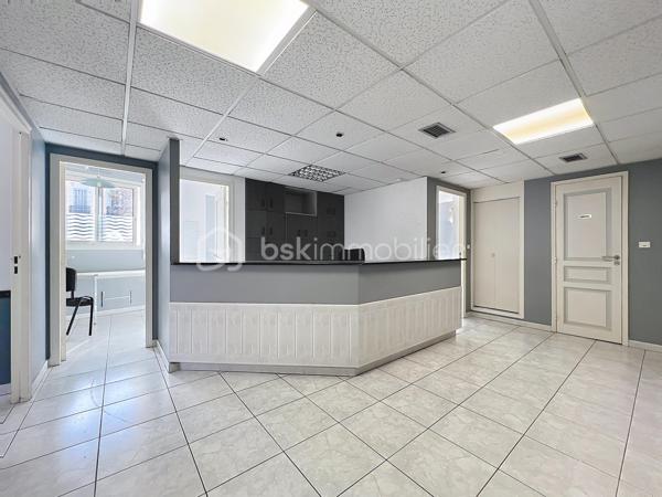 Venez Découvrir ce local commercial de 125 m², idéalement situé dans un quartier recherché, offrant un cadre moderne et fonctionnel pour vos affaires. Niché au sein d'une copropriété bien entretenue, il dispose d'une terrasse privative et d'un parking, de quoi séduire vos clients dès leur arrivée.

Composé de 7 pièces, ce bien lumineux et spacieux offre de nombreuses possibilités d'aménagement pour accueillir votre activité. Construit en 1993, il est en excellent état et ne nécessite aucun travaux. Situé au rez-de-chaussée d'un immeuble de 1 étage, il garantit un accès aisé et rapide depuis les principales artères de la ville.

Avec des charges annuelles de copropriété limitées à 370€, ce local est une aubaine pour tout entrepreneur cherchant à s'implanter en ville. Ne manquez pas cette occasion de donner vie à vos projets!

Pour plus d'informations ou pour planifier une visite, contactez Fabien Desenfants, votre agent immobilier dévoué. Nombreuses possibilités pour ce local situé au rez-de-chaussée composé de sept pièces cuisine, WC belle superficie, nombreuses possibilités, divisible en plusieurs parties en cours d'autorisation pour éventuellement transformer cet espace en habitation