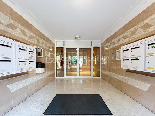 Venez Découvrir ce local commercial de 125 m², idéalement situé dans un quartier recherché, offrant un cadre moderne et fonctionnel pour vos affaires. Niché au sein d'une copropriété bien entretenue, il dispose d'une terrasse privative et d'un parking, de quoi séduire vos clients dès leur arrivée.

Composé de 7 pièces, ce bien lumineux et spacieux offre de nombreuses possibilités d'aménagement pour accueillir votre activité. Construit en 1993, il est en excellent état et ne nécessite aucun travaux. Situé au rez-de-chaussée d'un immeuble de 1 étage, il garantit un accès aisé et rapide depuis les principales artères de la ville.

Avec des charges annuelles de copropriété limitées à 370€, ce local est une aubaine pour tout entrepreneur cherchant à s'implanter en ville. Ne manquez pas cette occasion de donner vie à vos projets!

Pour plus d'informations ou pour planifier une visite, contactez Fabien Desenfants, votre agent immobilier dévoué. Nombreuses possibilités pour ce local situé au rez-de-chaussée composé de sept pièces cuisine, WC belle superficie, nombreuses possibilités, divisible en plusieurs parties en cours d'autorisation pour éventuellement transformer cet espace en habitation