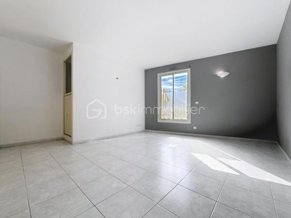 Venez Découvrir ce local commercial de 125 m², idéalement situé dans un quartier recherché, offrant un cadre moderne et fonctionnel pour vos affaires. Niché au sein d'une copropriété bien entretenue, il dispose d'une terrasse privative et d'un parking, de quoi séduire vos clients dès leur arrivée.

Composé de 7 pièces, ce bien lumineux et spacieux offre de nombreuses possibilités d'aménagement pour accueillir votre activité. Construit en 1993, il est en excellent état et ne nécessite aucun travaux. Situé au rez-de-chaussée d'un immeuble de 1 étage, il garantit un accès aisé et rapide depuis les principales artères de la ville.

Avec des charges annuelles de copropriété limitées à 370€, ce local est une aubaine pour tout entrepreneur cherchant à s'implanter en ville. Ne manquez pas cette occasion de donner vie à vos projets!

Pour plus d'informations ou pour planifier une visite, contactez Fabien Desenfants, votre agent immobilier dévoué. Nombreuses possibilités pour ce local situé au rez-de-chaussée composé de sept pièces cuisine, WC belle superficie, nombreuses possibilités, divisible en plusieurs parties en cours d'autorisation pour éventuellement transformer cet espace en habitation