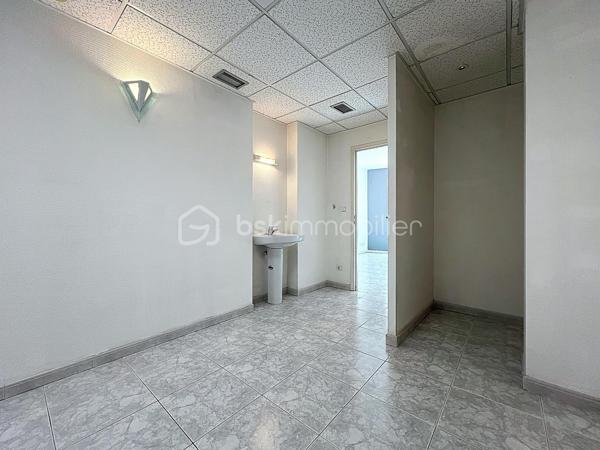 Venez Découvrir ce local commercial de 125 m², idéalement situé dans un quartier recherché, offrant un cadre moderne et fonctionnel pour vos affaires. Niché au sein d'une copropriété bien entretenue, il dispose d'une terrasse privative et d'un parking, de quoi séduire vos clients dès leur arrivée.

Composé de 7 pièces, ce bien lumineux et spacieux offre de nombreuses possibilités d'aménagement pour accueillir votre activité. Construit en 1993, il est en excellent état et ne nécessite aucun travaux. Situé au rez-de-chaussée d'un immeuble de 1 étage, il garantit un accès aisé et rapide depuis les principales artères de la ville.

Avec des charges annuelles de copropriété limitées à 370€, ce local est une aubaine pour tout entrepreneur cherchant à s'implanter en ville. Ne manquez pas cette occasion de donner vie à vos projets!

Pour plus d'informations ou pour planifier une visite, contactez Fabien Desenfants, votre agent immobilier dévoué. Nombreuses possibilités pour ce local situé au rez-de-chaussée composé de sept pièces cuisine, WC belle superficie, nombreuses possibilités, divisible en plusieurs parties en cours d'autorisation pour éventuellement transformer cet espace en habitation