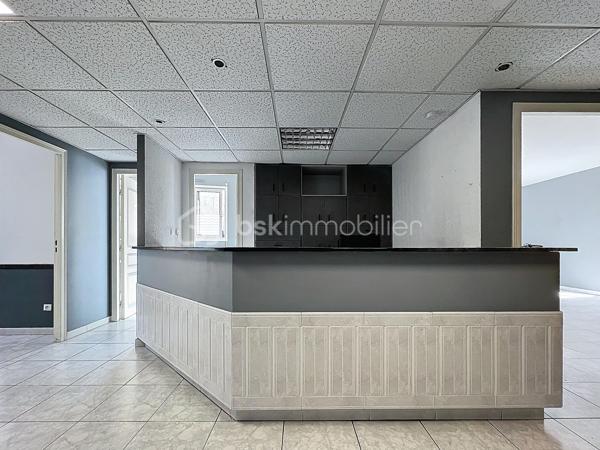 Venez Découvrir ce local commercial de 125 m², idéalement situé dans un quartier recherché, offrant un cadre moderne et fonctionnel pour vos affaires. Niché au sein d'une copropriété bien entretenue, il dispose d'une terrasse privative et d'un parking, de quoi séduire vos clients dès leur arrivée.

Composé de 7 pièces, ce bien lumineux et spacieux offre de nombreuses possibilités d'aménagement pour accueillir votre activité. Construit en 1993, il est en excellent état et ne nécessite aucun travaux. Situé au rez-de-chaussée d'un immeuble de 1 étage, il garantit un accès aisé et rapide depuis les principales artères de la ville.

Avec des charges annuelles de copropriété limitées à 370€, ce local est une aubaine pour tout entrepreneur cherchant à s'implanter en ville. Ne manquez pas cette occasion de donner vie à vos projets!

Pour plus d'informations ou pour planifier une visite, contactez Fabien Desenfants, votre agent immobilier dévoué. Nombreuses possibilités pour ce local situé au rez-de-chaussée composé de sept pièces cuisine, WC belle superficie, nombreuses possibilités, divisible en plusieurs parties en cours d'autorisation pour éventuellement transformer cet espace en habitation