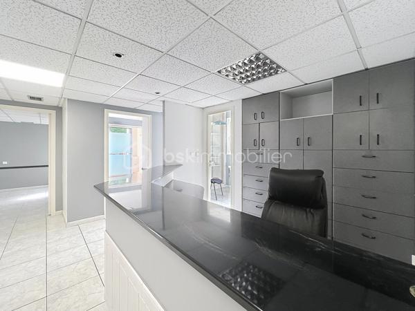 Venez Découvrir ce local commercial de 125 m², idéalement situé dans un quartier recherché, offrant un cadre moderne et fonctionnel pour vos affaires. Niché au sein d'une copropriété bien entretenue, il dispose d'une terrasse privative et d'un parking, de quoi séduire vos clients dès leur arrivée.

Composé de 7 pièces, ce bien lumineux et spacieux offre de nombreuses possibilités d'aménagement pour accueillir votre activité. Construit en 1993, il est en excellent état et ne nécessite aucun travaux. Situé au rez-de-chaussée d'un immeuble de 1 étage, il garantit un accès aisé et rapide depuis les principales artères de la ville.

Avec des charges annuelles de copropriété limitées à 370€, ce local est une aubaine pour tout entrepreneur cherchant à s'implanter en ville. Ne manquez pas cette occasion de donner vie à vos projets!

Pour plus d'informations ou pour planifier une visite, contactez Fabien Desenfants, votre agent immobilier dévoué. Nombreuses possibilités pour ce local situé au rez-de-chaussée composé de sept pièces cuisine, WC belle superficie, nombreuses possibilités, divisible en plusieurs parties en cours d'autorisation pour éventuellement transformer cet espace en habitation