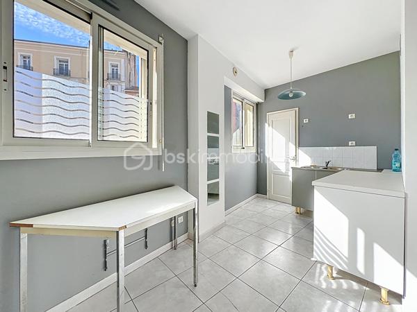 Venez Découvrir ce local commercial de 125 m², idéalement situé dans un quartier recherché, offrant un cadre moderne et fonctionnel pour vos affaires. Niché au sein d'une copropriété bien entretenue, il dispose d'une terrasse privative et d'un parking, de quoi séduire vos clients dès leur arrivée.

Composé de 7 pièces, ce bien lumineux et spacieux offre de nombreuses possibilités d'aménagement pour accueillir votre activité. Construit en 1993, il est en excellent état et ne nécessite aucun travaux. Situé au rez-de-chaussée d'un immeuble de 1 étage, il garantit un accès aisé et rapide depuis les principales artères de la ville.

Avec des charges annuelles de copropriété limitées à 370€, ce local est une aubaine pour tout entrepreneur cherchant à s'implanter en ville. Ne manquez pas cette occasion de donner vie à vos projets!

Pour plus d'informations ou pour planifier une visite, contactez Fabien Desenfants, votre agent immobilier dévoué. Nombreuses possibilités pour ce local situé au rez-de-chaussée composé de sept pièces cuisine, WC belle superficie, nombreuses possibilités, divisible en plusieurs parties en cours d'autorisation pour éventuellement transformer cet espace en habitation