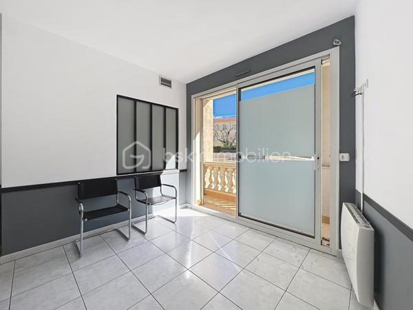 Venez Découvrir ce local commercial de 125 m², idéalement situé dans un quartier recherché, offrant un cadre moderne et fonctionnel pour vos affaires. Niché au sein d'une copropriété bien entretenue, il dispose d'une terrasse privative et d'un parking, de quoi séduire vos clients dès leur arrivée.

Composé de 7 pièces, ce bien lumineux et spacieux offre de nombreuses possibilités d'aménagement pour accueillir votre activité. Construit en 1993, il est en excellent état et ne nécessite aucun travaux. Situé au rez-de-chaussée d'un immeuble de 1 étage, il garantit un accès aisé et rapide depuis les principales artères de la ville.

Avec des charges annuelles de copropriété limitées à 370€, ce local est une aubaine pour tout entrepreneur cherchant à s'implanter en ville. Ne manquez pas cette occasion de donner vie à vos projets!

Pour plus d'informations ou pour planifier une visite, contactez Fabien Desenfants, votre agent immobilier dévoué. Nombreuses possibilités pour ce local situé au rez-de-chaussée composé de sept pièces cuisine, WC belle superficie, nombreuses possibilités, divisible en plusieurs parties en cours d'autorisation pour éventuellement transformer cet espace en habitation